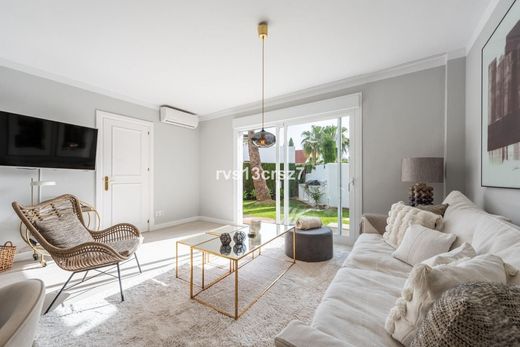 Apartment / Etagenwohnung in Nueva Andalucia, Málaga