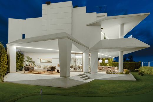 Villa multifamiliale à Nueva Andalucia, Malaga
