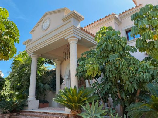 Detached House in Los Flamingos, Malaga