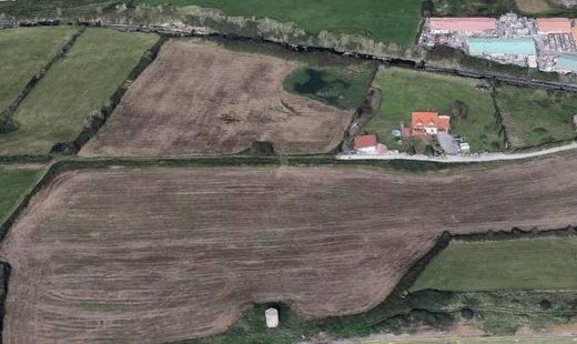 Land in Santa Cruz de Bezana, Province of Cantabria