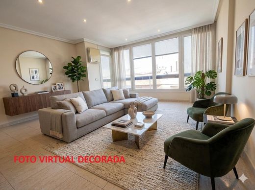 Apartment / Etagenwohnung in Alicante, Provinz Valencia