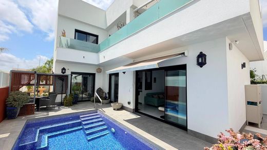 Villa en Los Montesinos, Provincia de Alicante