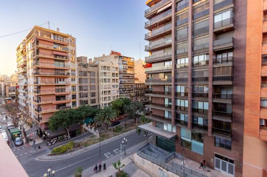 Apartment / Etagenwohnung in Alicante, Provinz Valencia