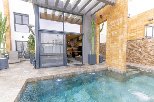 Villa in Playas de Orihuela, Alicante