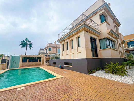 Villa in Playas de Orihuela, Alicante