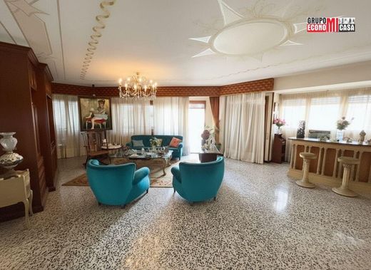 Apartment / Etagenwohnung in Alicante, Provinz Valencia