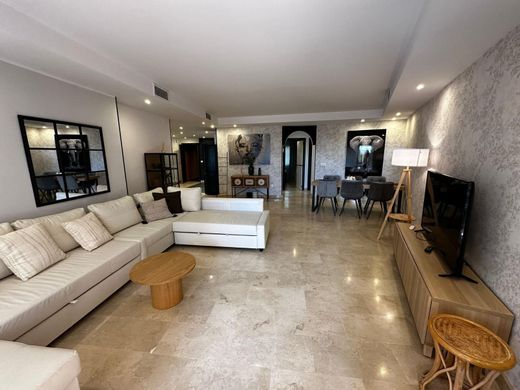 Apartment / Etagenwohnung in Marbella, Málaga