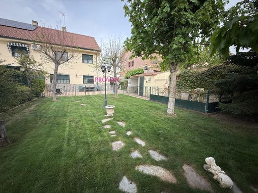 Смежная Вилла, Loeches, Provincia de Madrid