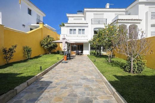 Mehrfamilienhaus in Estepona, Málaga