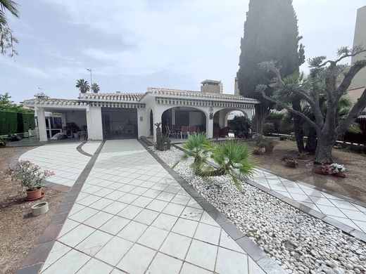 Villa in Playas de Orihuela, Alicante
