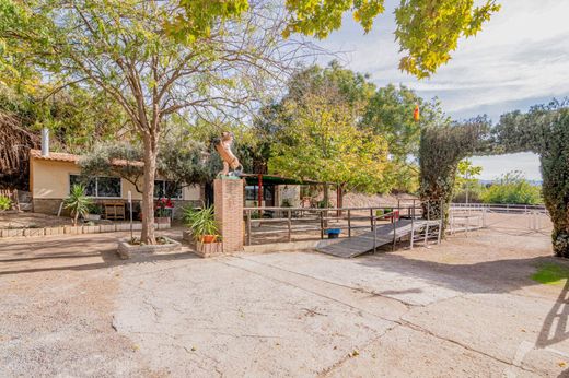 ﻣﻨﺰﻝ ﺭﻳﻔﻲ/ ﺑﻴﺖ ﻤﺰﺭﻋﺔ ﻓﻲ Zubia, Provincia de Granada