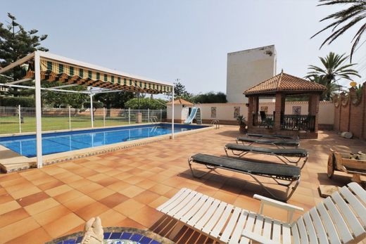 Villa in Playas de Orihuela, Alicante