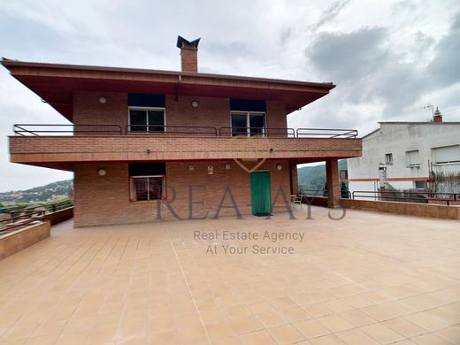 Einfamilienhaus in Vallirana, Provinz Barcelona