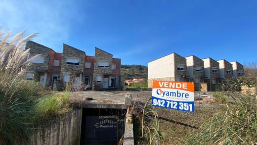 Wohnkomplexe in Los Corrales de Buelna, Provinz Cantabria
