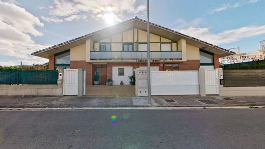 ‏וילה רב-משפחתית ב  Langraiz Oka / Nanclares de la Oca, Araba / Álava