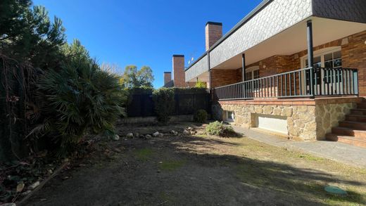 Mehrfamilienhaus in Torrelodones, Provinz Madrid