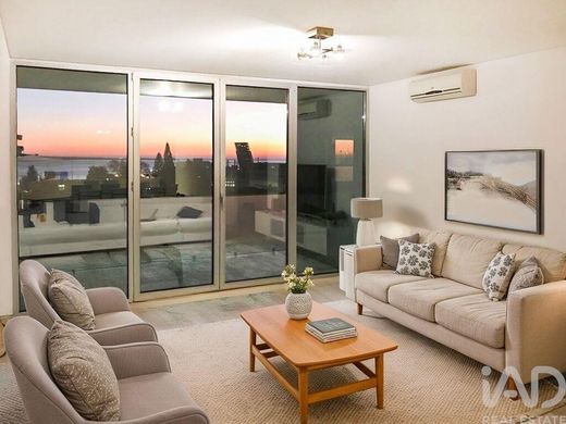 Apartment / Etagenwohnung in Algés, Linda-a-Velha e Cruz Quebrada-Dafundo, Oeiras