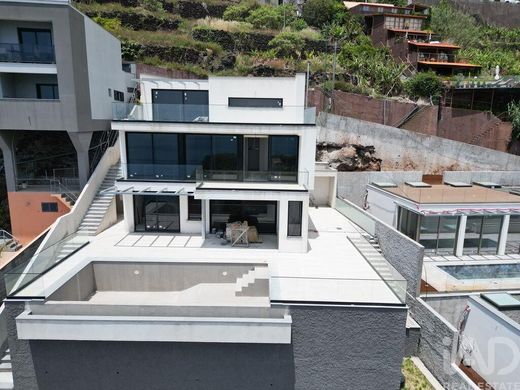 Luxury home in Calheta, Madeira