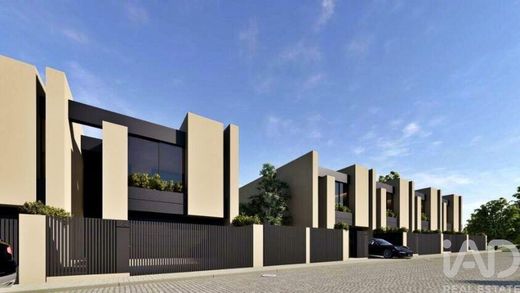 منزل ﻓﻲ São Pedro da Cova, Gondomar