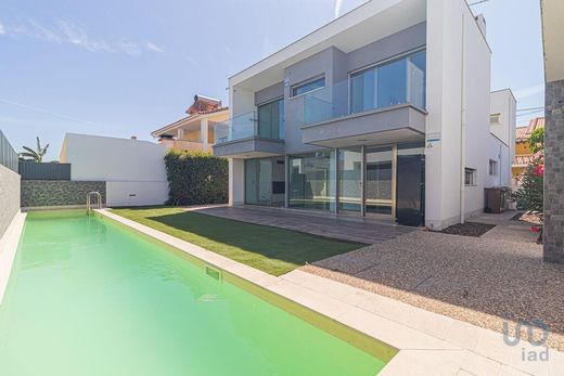 Luxury home in Valadares, Seixal