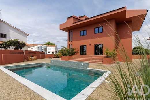 Luxury home in Charneca de Caparica, Almada