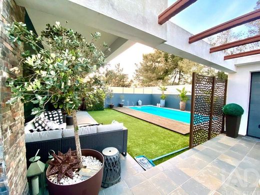Luxury home in Charneca de Caparica, Almada