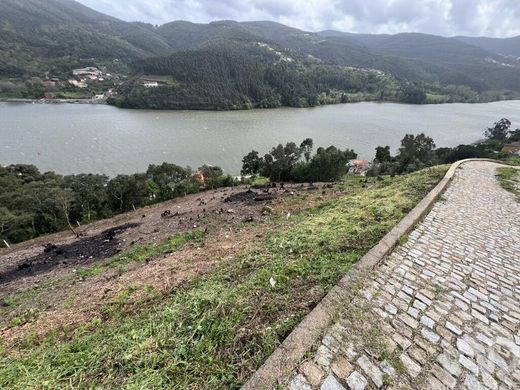 Land in Sebolido, Penafiel