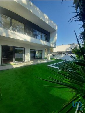 Luxury home in Aroeira, Almada