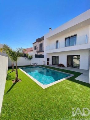 Luxury home in Foros de Amora, Seixal