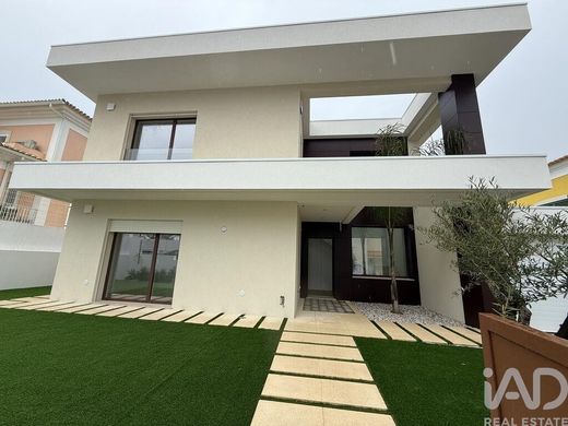 Luxury home in Sobreda, Almada