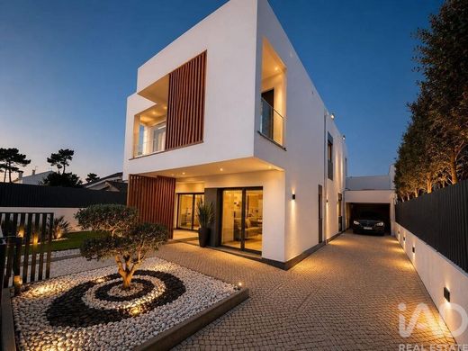Luxury home in Charneca de Caparica, Almada