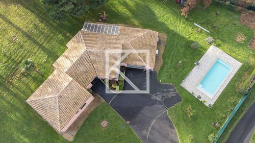 Luxus-Haus in Les Herbiers, Vendée