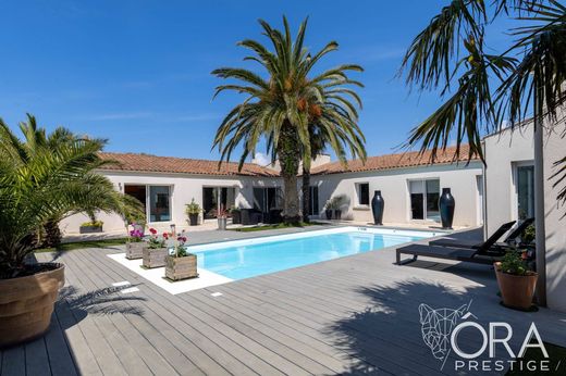 Luxury home in L'Houmeau, Charente-Maritime