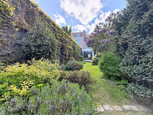 Luxury home in Dunkirk, North