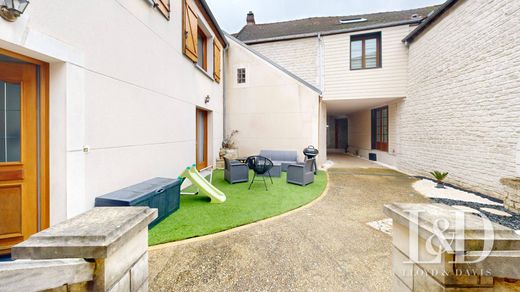 Luxury home in Breuil-Bois-Robert, Yvelines