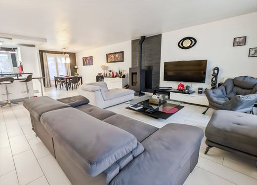 Luxury home in Le Mesnil-Saint-Denis, Yvelines