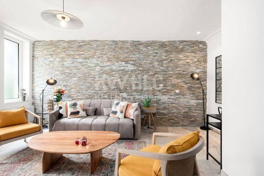 Apartment / Etagenwohnung in Antibes, Alpes-Maritimes