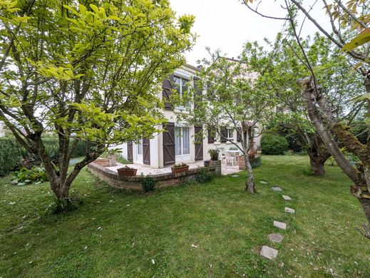 منزل ﻓﻲ Élancourt, Yvelines