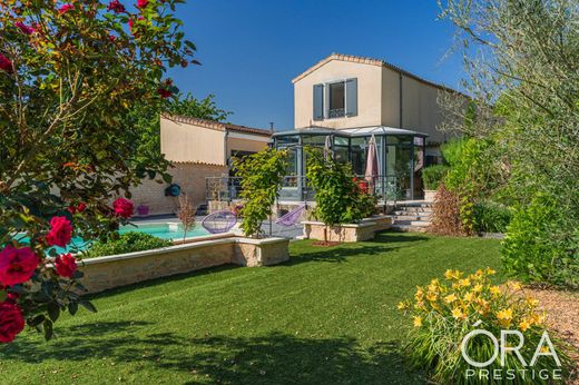 Luxury home in Saint-Jean-d'Angély, Charente-Maritime