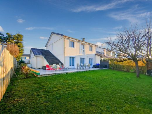 Элитный дом, Le Mesnil-Saint-Denis, Yvelines