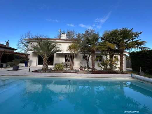 Casa di lusso a Saint-Jean-d'Illac, Gironda