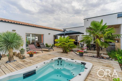 Luxury home in Angoulins, Charente-Maritime