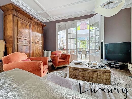 Luxury home in Dunkirk, North