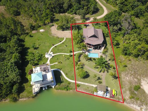 Casa di lusso a Stann Creek District