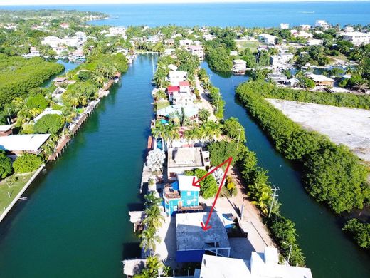 Luxury home in Placencia, Stann Creek District