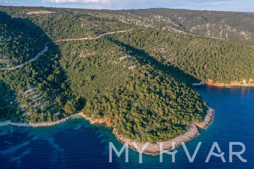 Land in Jelsa, Split-Dalmatia
