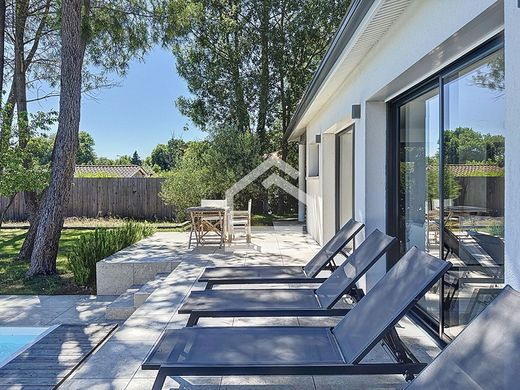 Luxury home in Saint-Aubin-de-Médoc, Gironde