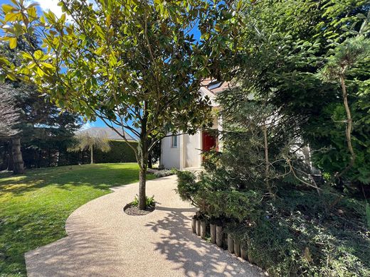 Luxury home in Saint-Nom-la-Bretêche, Yvelines