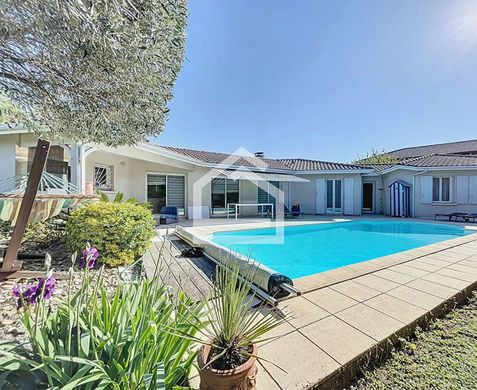 Luxus-Haus in Blanquefort, Gironde
