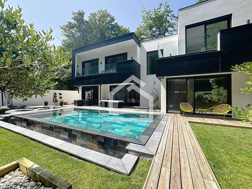 Villa in Latresne, Gironde